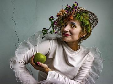 Lady with apples-6