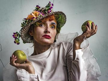 Lady with apples-7