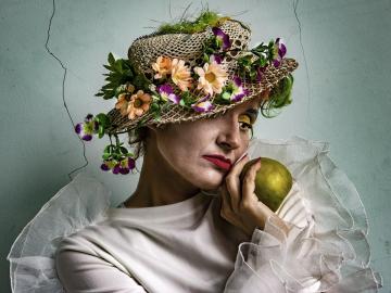 Lady with apples-8