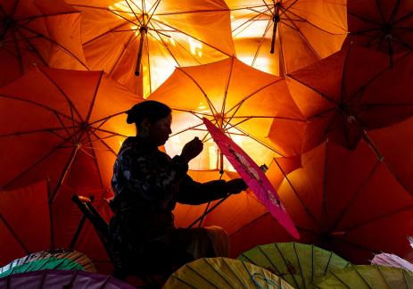 Making oilcloth umbrellas