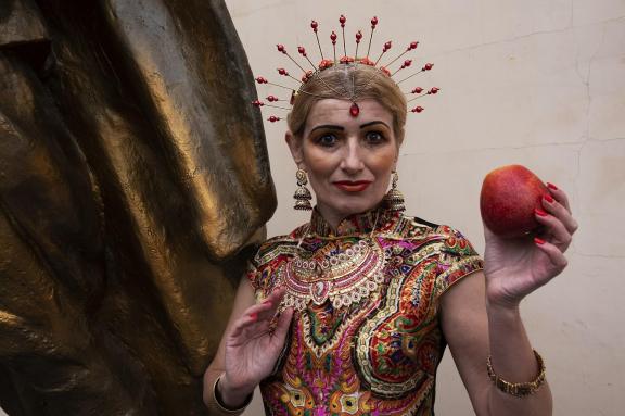 The Lady with the Apple