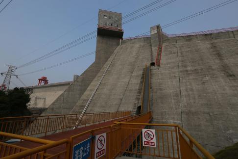 Transverse wave of dam 3