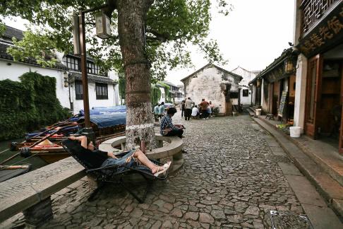 The alley stretches leisurely 8