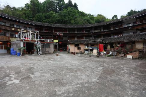 Round house and deep courtyard 1