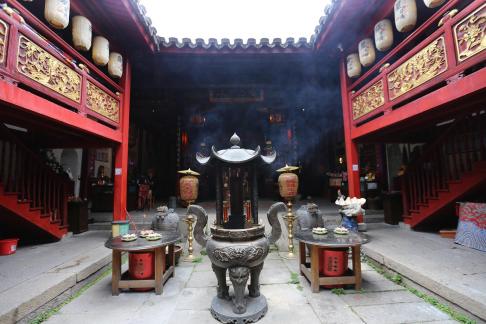 Three Lanes and Seven Alleys 14