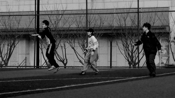 Young people playing frisbee 2