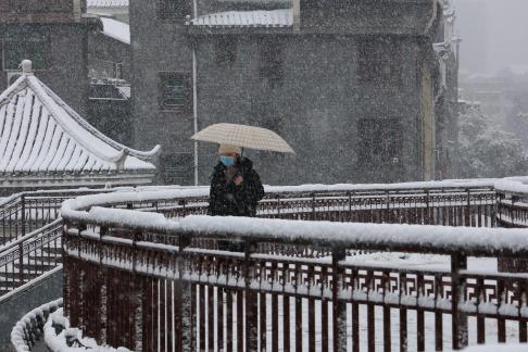 Snowflakes Dancing in the World 65