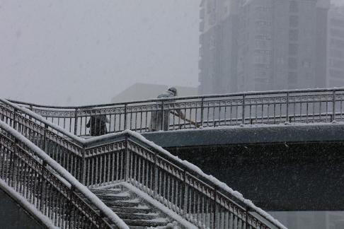 Snowflakes Dancing in the World 60