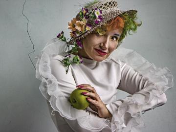 Lady wtth apples-10