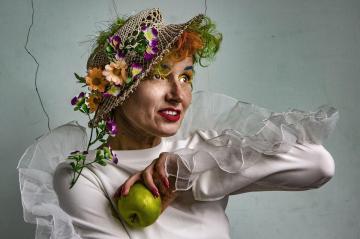 Lady wtth apples-12