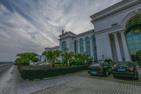 The order in front of the porch 3