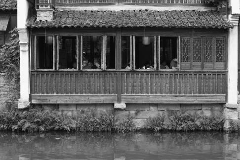 A river embracing the city 13