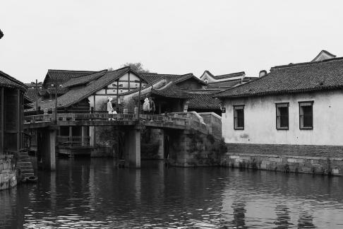 A river embracing the city 16