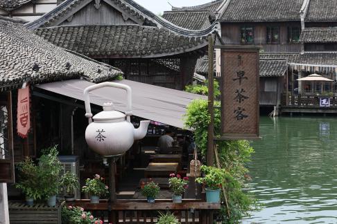 A river embracing the city 3