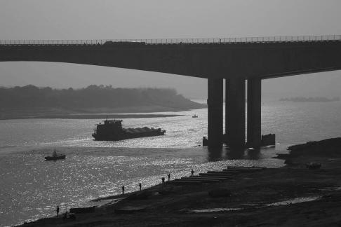 Long bridge spanning the waves 4