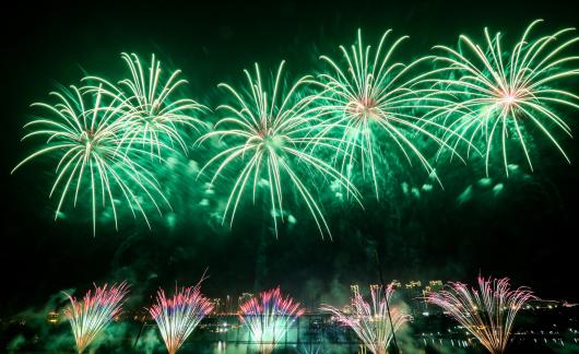 Fireworks bloom in full bloom 4 Fireworks bloom in full bloom 4