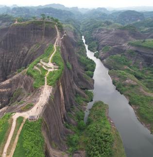 by the mountains and rivers 4