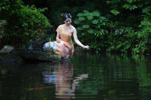 By the banks of Qingqing Lake By the banks of Qingqing Lake