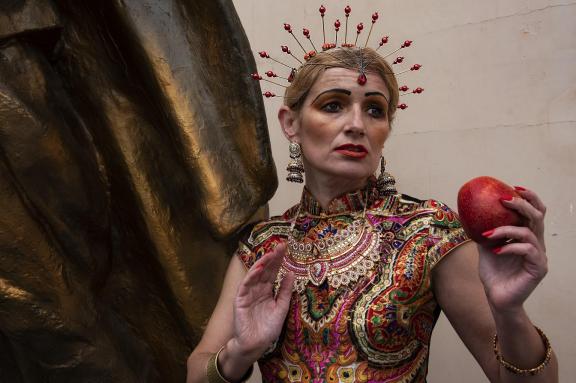The Lady with the Apple-2