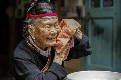 An old She woman washing her face