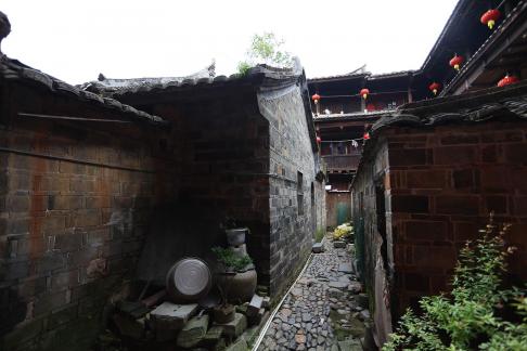 Raise the red lantern high 3